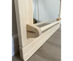 Espejo Montessori Pequeño con Barra de Madera