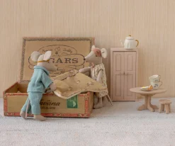 Mamá y Papá Ratón en Caja de Cigarros