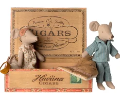 Mamá y Papá Ratón en Caja de Cigarros