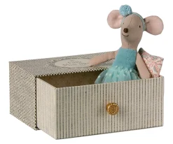 Ratoncita Bailarina Hermana Pequeña en Sofá Cama Azul